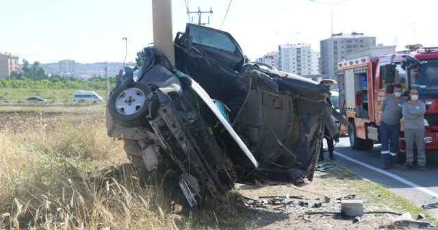 Sivas&#039;ta otomobil elektrik direğine saplandı: 1 ölü