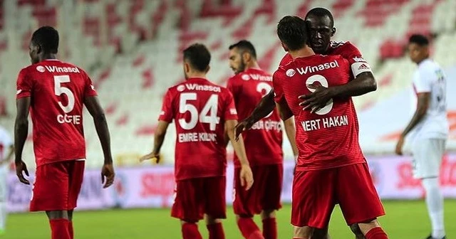 Sivasspor'un yüzü evinde güldü