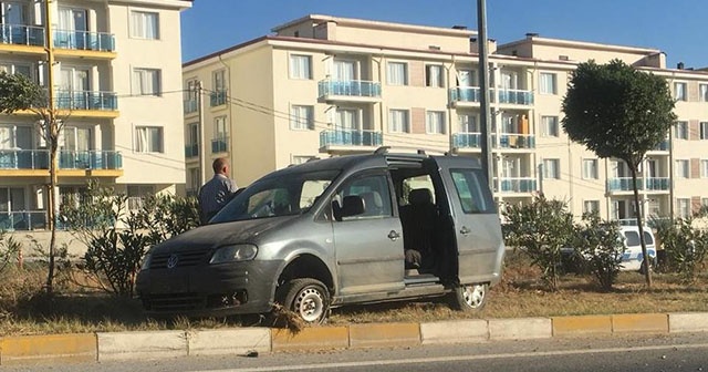 Söke’de lastiği patlayan otomobil refüje çıktı