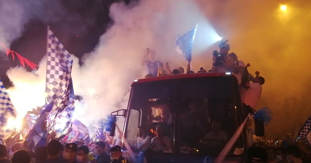 Süper Lig’e çıkan Erzurumspor futbolcularını, taraftarlar coşkuyla karşıladı