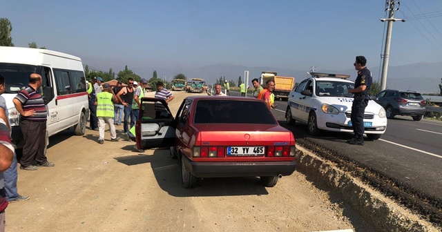 Sürücüleri uyaran bayraktara otomobil çarptı