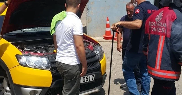Taksinin motoruna yılan girdi