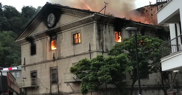 Tarihi binada yangın paniğe neden oldu