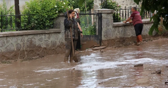 Taşan sel suları mahallenin ortasından geçti