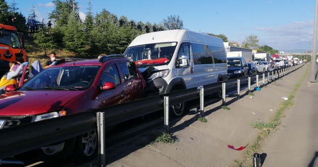 TEM Otoyolu’nda 5 araç çarpıştı: 1 yaralı