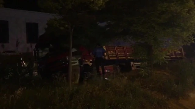 Tır bariyerleri aşıp tarlaya daldı: 1 yaralı