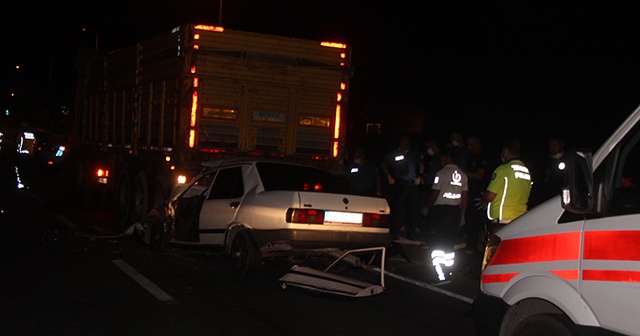 Tıra arkadan çarpan otomobil hurdaya döndü: 1 ölü 1 yaralı