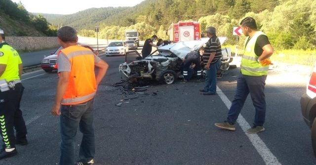 Tırla otomobil kafa kafaya çarpıştı: 1 ölü, 2 yaralı