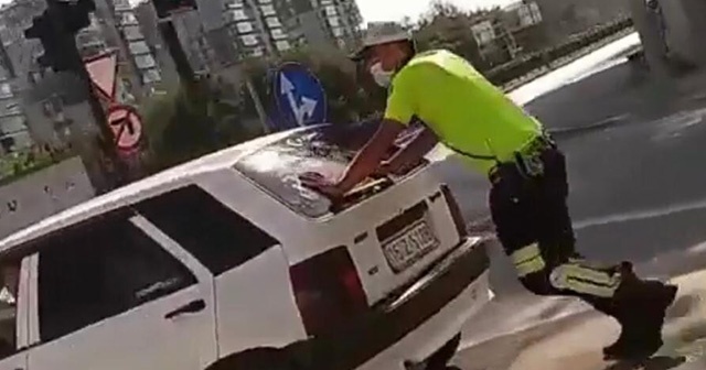 Trafik polisinden alkışlanacak hareket