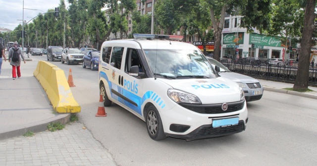 Trafikte telefonla konuşurken emniyet müdürüne yakalanan polise ceza kesildi