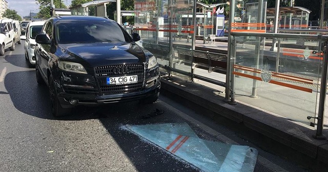 Tramvay durağının koruma camı cipin üzerine düştü