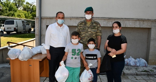 Türk askeri, bayram öncesi Kosovalı çocukların yüzünü güldürdü