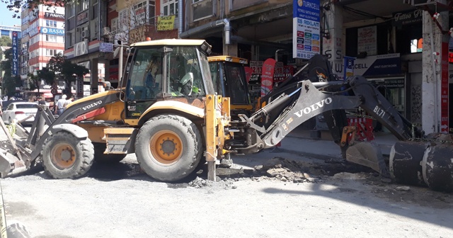 Üzerine iş makinesi kepçesi düşen işçi öldü