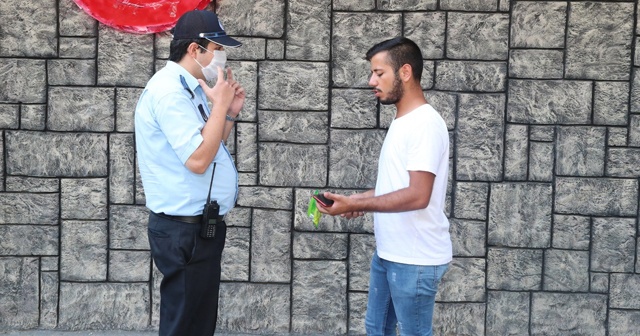 Vaka sayısı artan Gaziantep&#039;te sokak sokak maske dağıtıldı