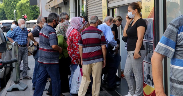 Vaka sayısının arttığı Adana’da kurallara uyan yok