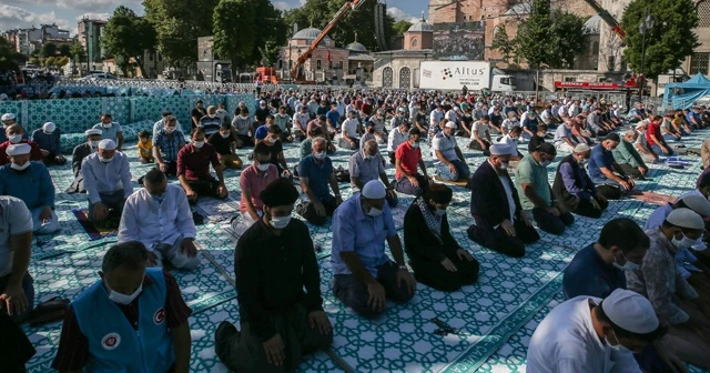 Vatandaşlar akın akın Ayasofya-i Kebir Cami-i Şerifi'ni ziyaret ediyor