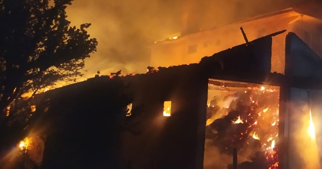 Yangında bir ev, 2 samanlık ve ahır yandı