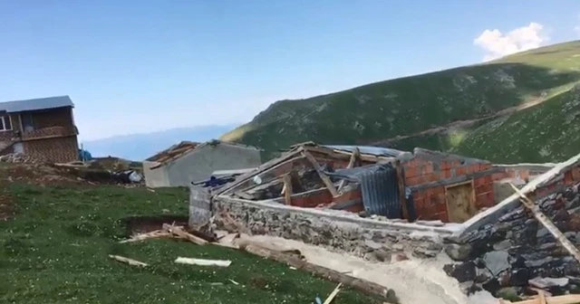 Yaylada çıkan şiddetli rüzgar çatıları uçurdu