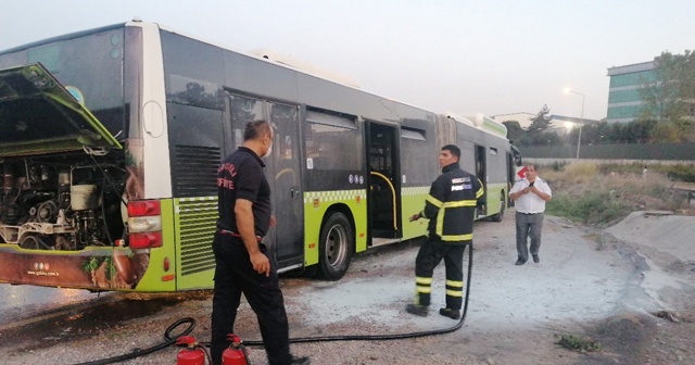 Yolcu otobüsünde çıkan yangın paniğe neden oldu