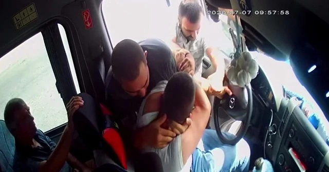 Yolcuların gözü önünde şoförü dövdüler