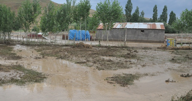Yüksekova&#039;da sel felaketi: 10 bin bağ ot ve bahçeler zarar gördü