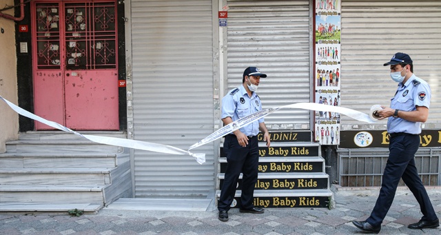 Zeytinburnu&#039;nda 4 katlı bir bina tedbir amaçlı boşaltıldı