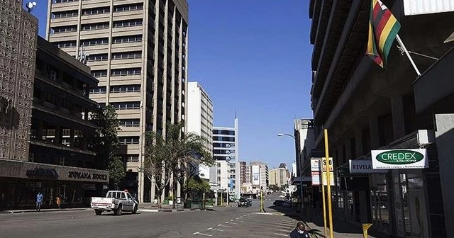 Zimbabve'de Kovid-19 yasaklarını ihlal eden 100 bin kişi gözaltına alındı