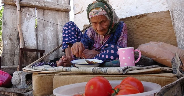 104 yaşındaki ninenin dilinden dua eksik olmuyor