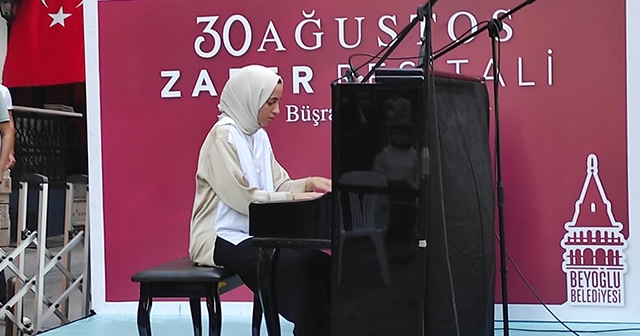 30 Ağustos Zafer Bayramı&#039;nda Beyoğlu sokaklarında piyano sesi yükseldi