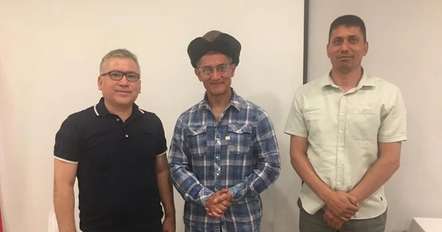 Aamir Khan’a deri börk şapkası hediye edildi