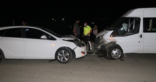 Adana’da otomobil ve minibüs çarpıştı: 3 yaralı