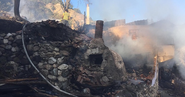 Amasya’da çıkan yangında 4 ev kullanılamaz hale geldi