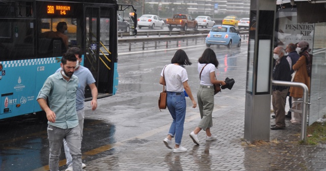 Anadolu Yakasında sağanak yağmur etkisini göstermeye başladı