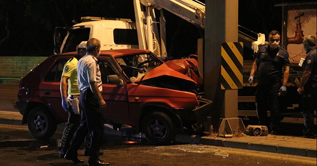 Ankara&#039;da aydınlatma direğine çarpan otomobilin sürücüsü öldü