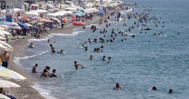 Antalya sahillerinde bayram yoğunluğu