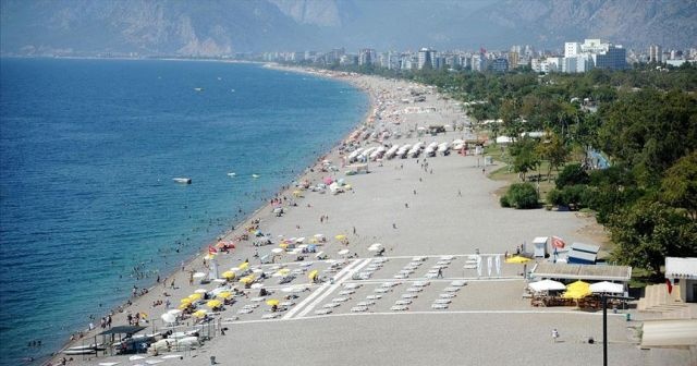 Antalya sahillerinde sıcak hava yoğunluğu