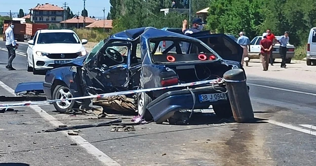 Aracın hurdaya döndüğü kazada 2 kişi hayatını kaybetti