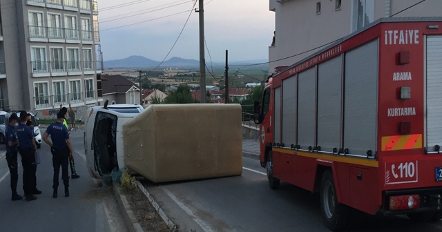 Aşırı alkollü sürücü önce refüje çarptı, ardından yola devrildi