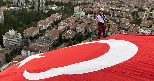 Atakule’de Türk Bayraklı görsel şölen
