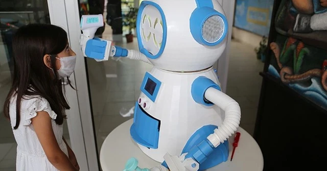 Ateş ölçüp dezenfektan sıkan, maske veren robot geliştirdiler