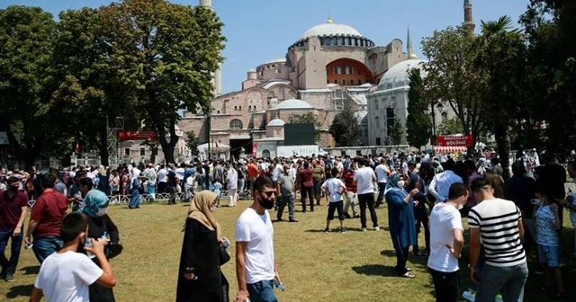 Ayasofya-i Kebir Cami-i Şerifi'nde bayramın ikinci günü ziyaretçi yoğunluğu yaşanıyor