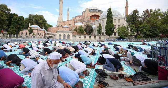 Ayasofya-i Kebir Cami-i Şerifi'nde hafta sonu da ziyaretçi yoğunluğu sürüyor