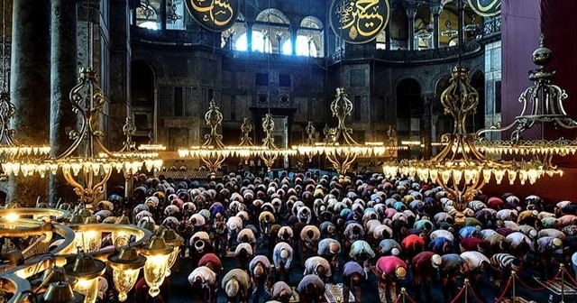 Ayasofya-i Kebir Cami-i Şerifi'ndeki 5'inci cuma namazı yoğun katılımla eda edildi