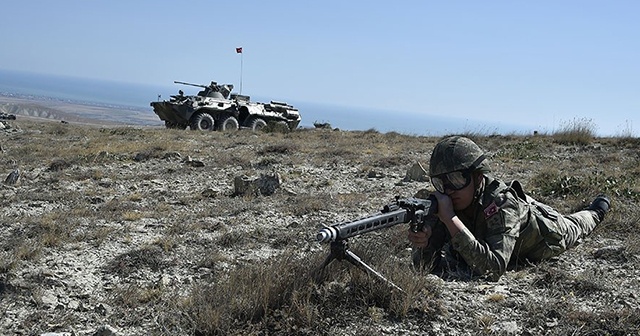 Azerbaycan-Türkiye ortak askeri tatbikatları zırhlı birliklerle devam ediyor