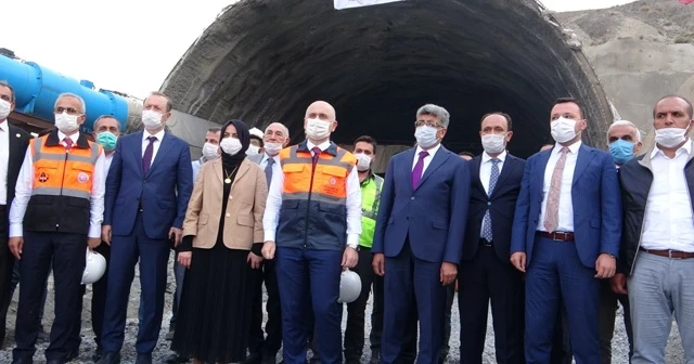 Bakan Karaismailoğlu: &#039;Mühendislik açısından dünyanın gıptayla baktığı projeleri yapıyoruz&#039;