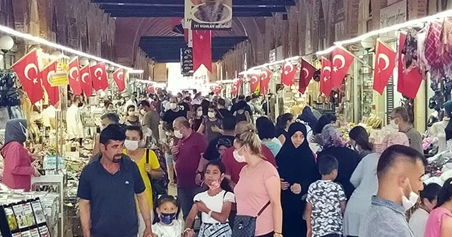 Bakan Koca&#039;nın &#039;vaka az&#039; dediği yere, bayramda binlerce kişi akın etti