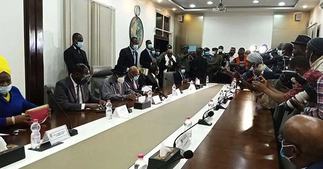 Batı Afrikalı liderler Mali'de devrik lider ve darbecilerle görüştü