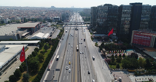 Bayramın ikinci gününde boş kalan yollar havadan görüntülendi