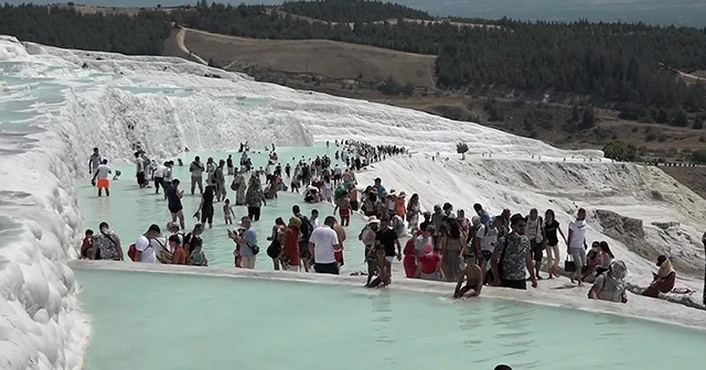 Bayramın son gününde de Pamukkale’de manzara değişmedi