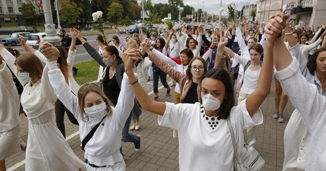 Belarus&#039;ta devam eden protestolarda kadınlar sokaklara indi